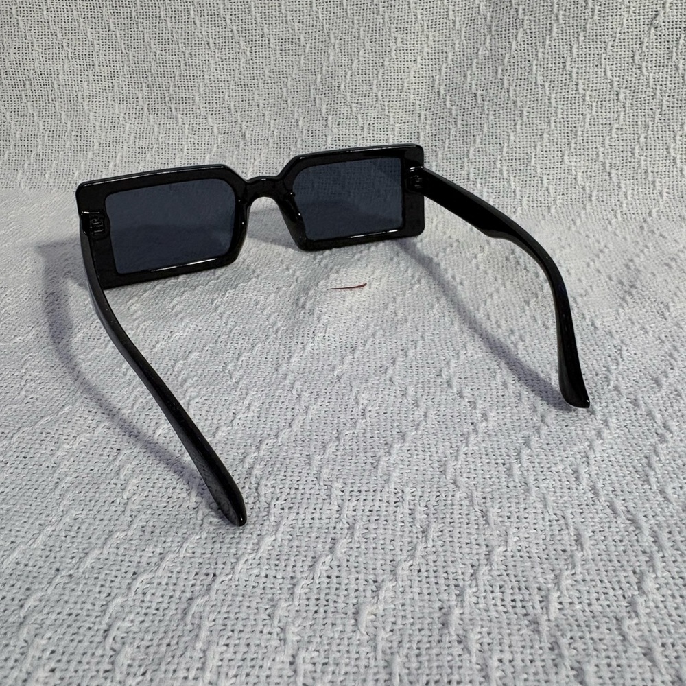 Stylish Black Rectangular Sunglasses - image 4